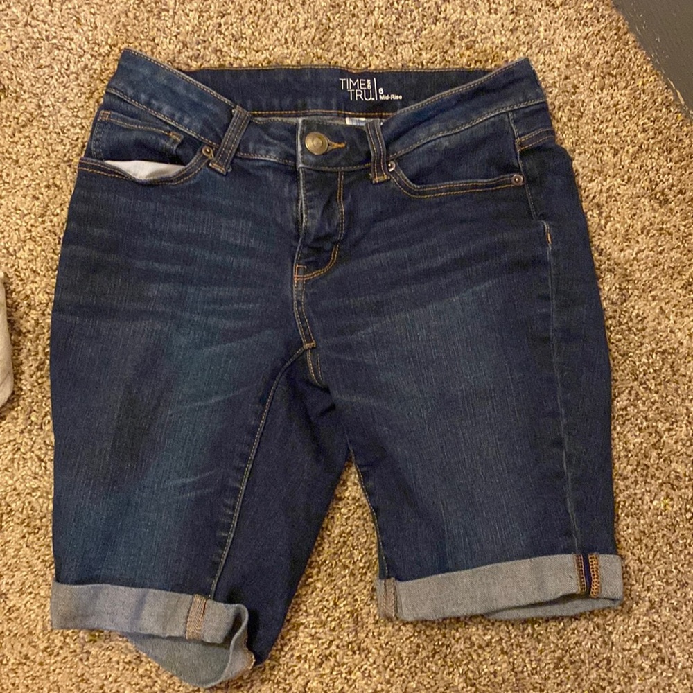 Mid rise size 6 Jean shorts